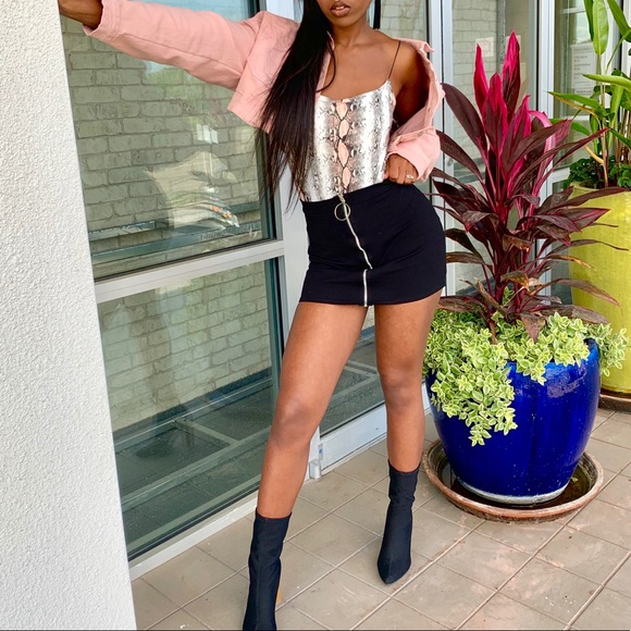 Mini skirt from fashion nova! Only worn for shoots - Picture 4 of 4